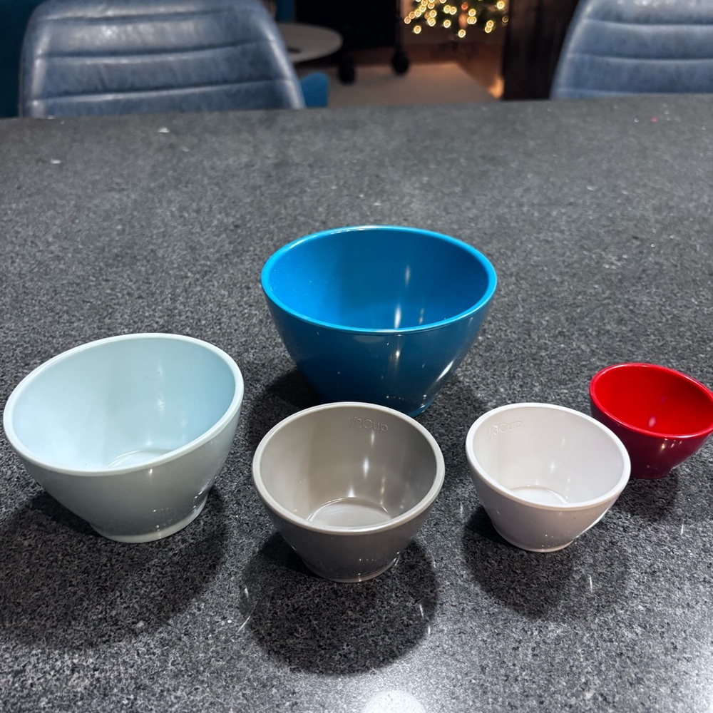 This is a Rachael Ray Melamine 5-piece Nesting Measuring Cup set.